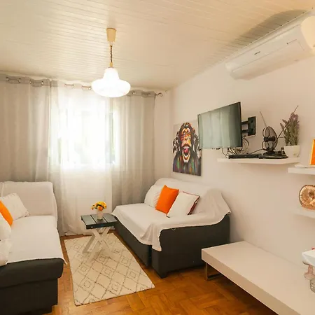Cozy In With Jacuzzi Holiday home *