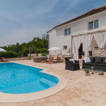 Cozy In With Jacuzzi Holiday home Hrvace