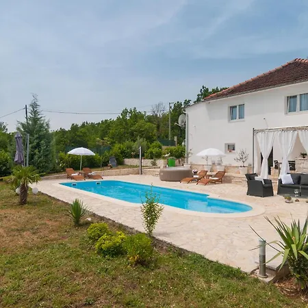 Holiday home Cozy In With Jacuzzi Hrvace