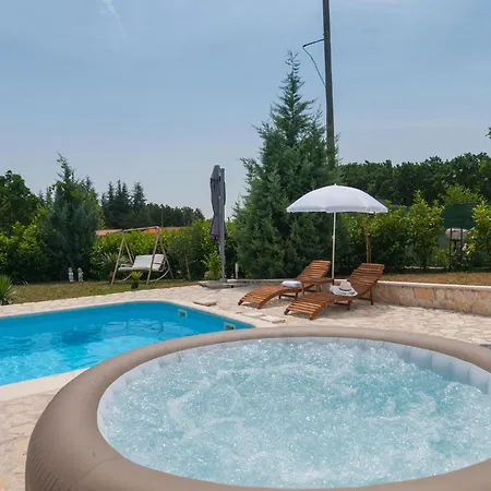 Holiday home Cozy In With Jacuzzi *